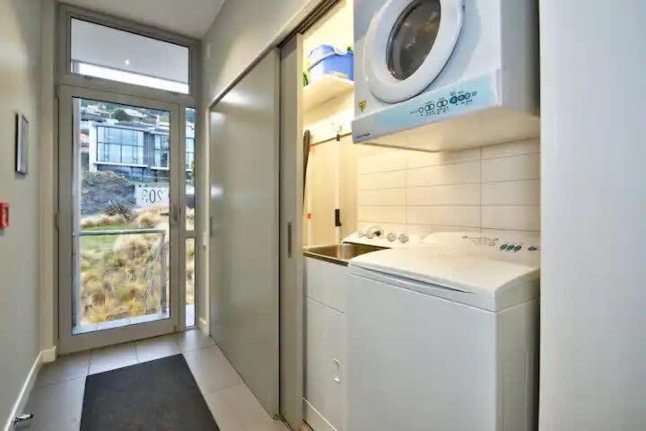 Luxury Lakeview 2 Bedroom Apartment Квинстаун Экстерьер фото